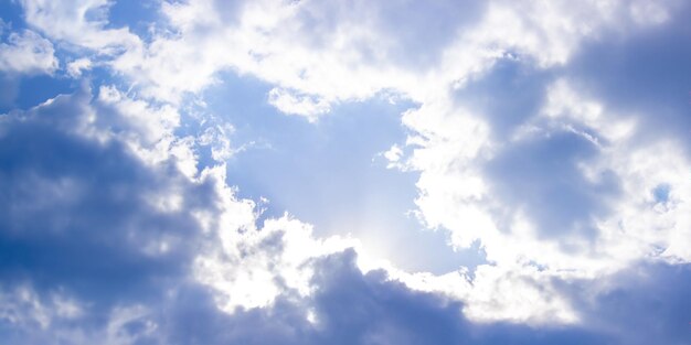 Céu azul de verão nuvem gradiente luz fundo branco Foco seletivo