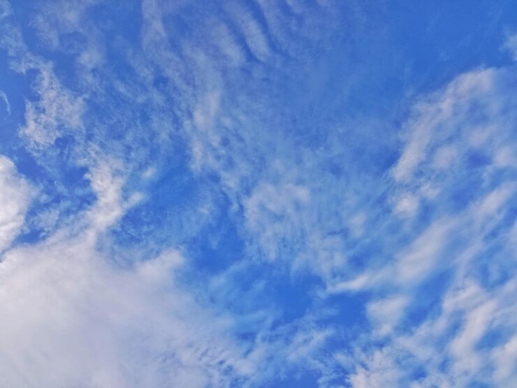 Foto céu azul de verão nuvens gradiente fundo branco claro beleza da cobertura de nuvens brilhantes no sol