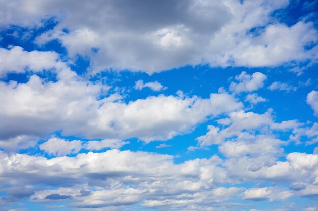 Céu azul do por do sol com nuvens brancas