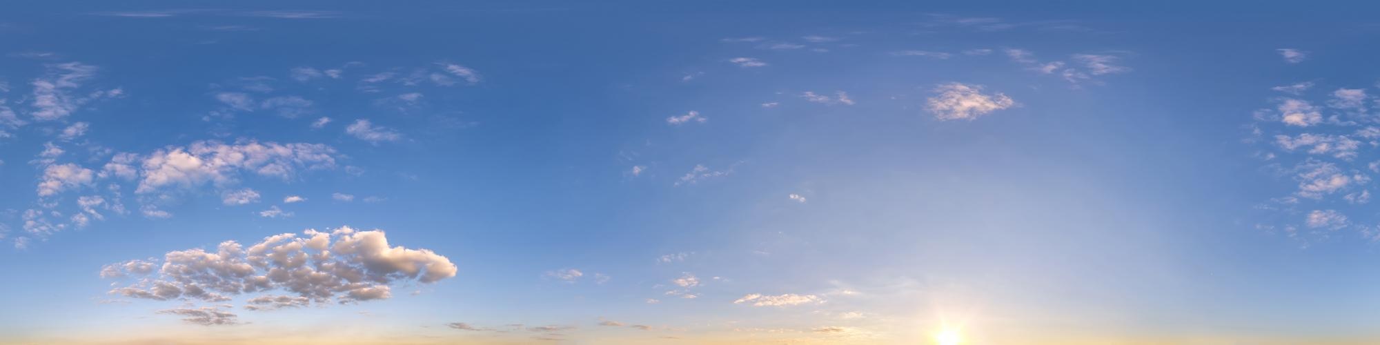 Céu azul claro com sol escaldante. Panorama hdri sem costura 360 graus  ângulo vista com zênite