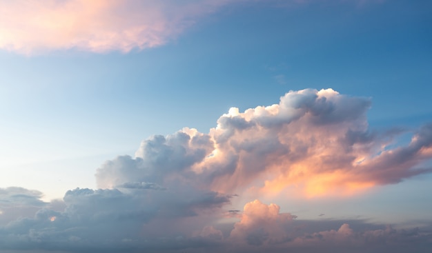 Céu azul do sol com boas nuvens brancas