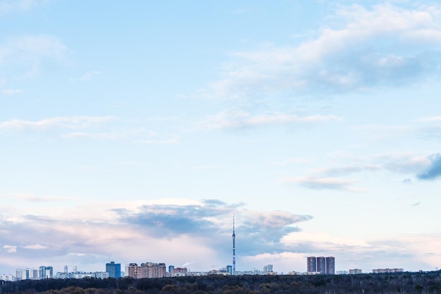 Céu azul do sol sobre a cidade na primavera