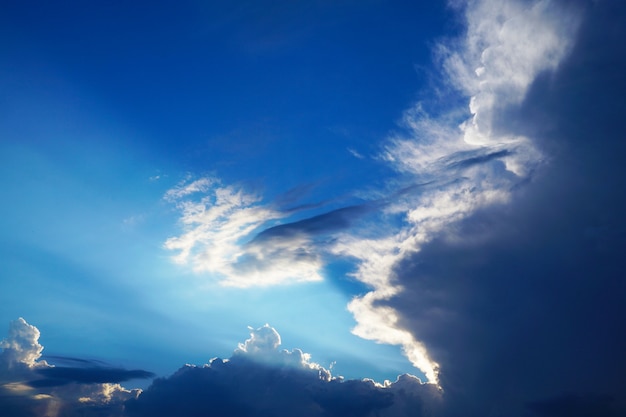 Céu azul dramático com nuvens brancas