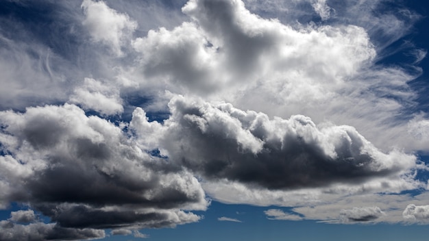 céu azul dramático com nuvens