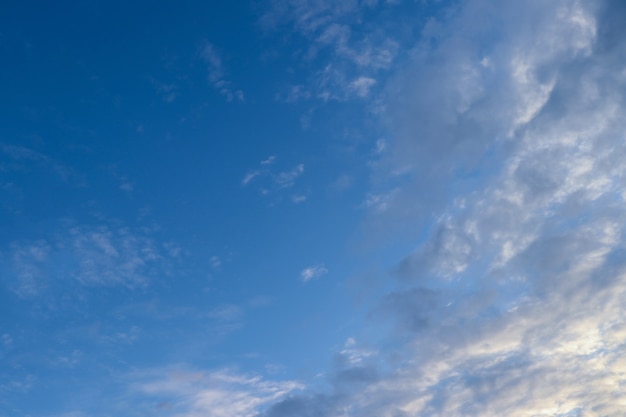 Céu azul e algumas nuvens