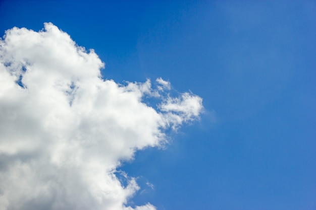 Céu azul e bela nuvem fofa. Melhor fundo de foto de céu de verão.