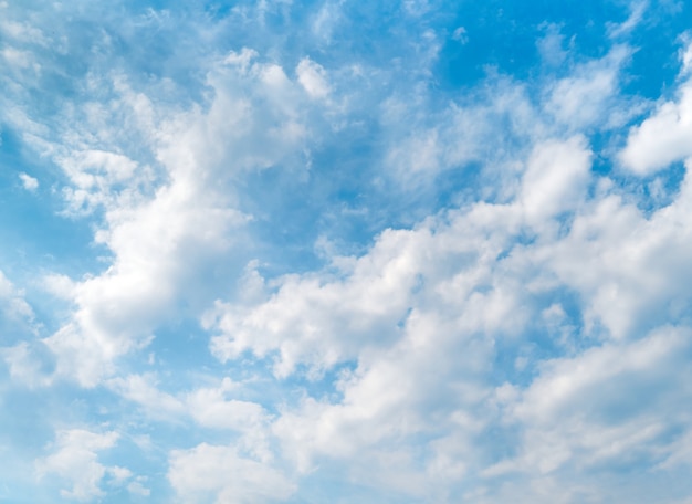 Céu azul e belas nuvens brancas.