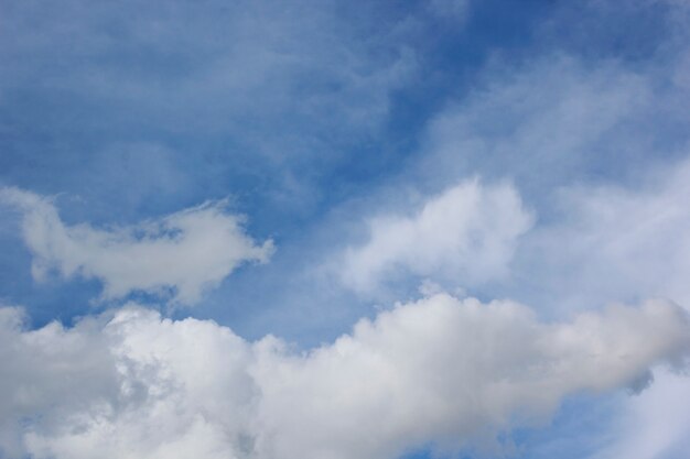 Céu azul e belas nuvens.