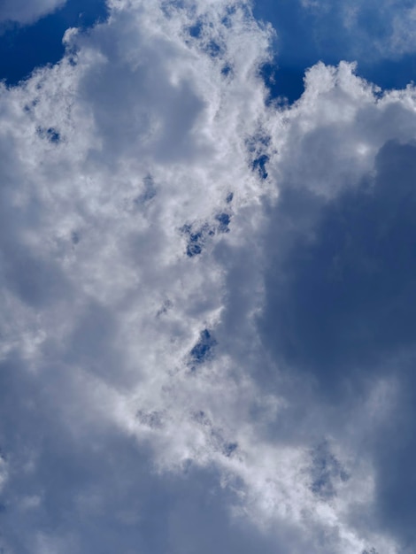 Céu azul e brancas nuvens fofas