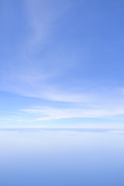 Foto céu azul e clounds retirados da janela do avião a cerca de 25.000 pés de altura do solo