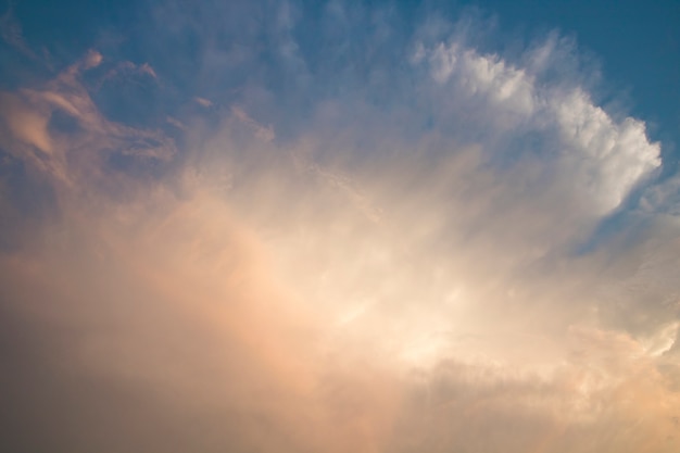 Céu azul e crepúsculo