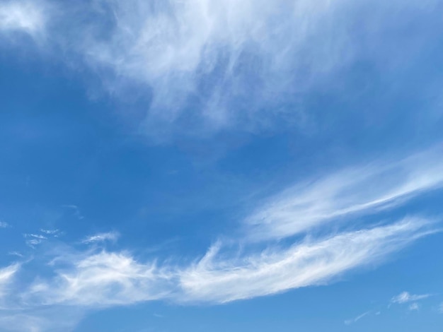 Céu azul e fundo de cloudscape branco