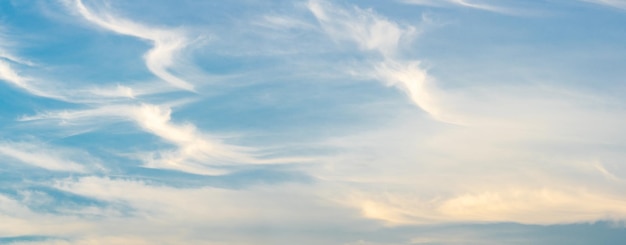 Céu azul e fundo de nuvens brancas