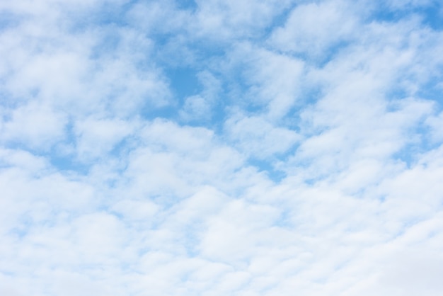 Céu azul e fundo natural de nuvens brancas. cloudscape ciano vívido no ambiente natural. horizonte do horizonte ao ar livre.