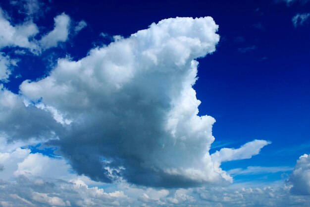 Céu azul e lindas nuvens brancas