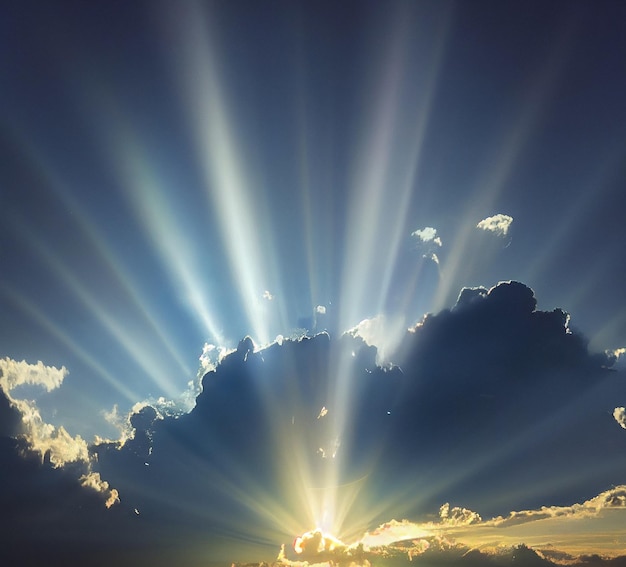 Céu azul e luz solar laranja através das nuvens no céu