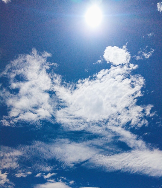 Foto céu azul e muitas nuvens brancas grandes à luz do dia composição natural do céu ideal para uso no design ou papel de parede