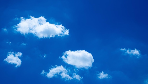 Céu azul e nuvem branca uso para fundo O céu é azul brilhante com nuvens brancas espalhadas Imagens da natureza com céu e nuvens perfeitas para uso como banner de papel de parede ou fundo