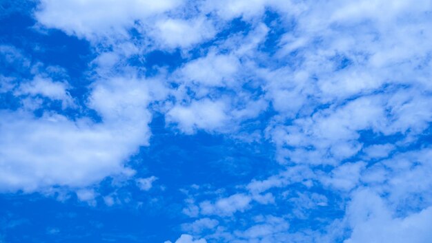 Foto céu azul e nuvem branca uso para fundo o céu é azul brilhante com nuvens brancas espalhadas imagens da natureza com céu e nuvens perfeitas para uso como banner de papel de parede ou fundo