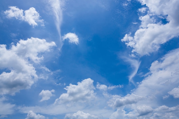 Céu azul e nuvem branca