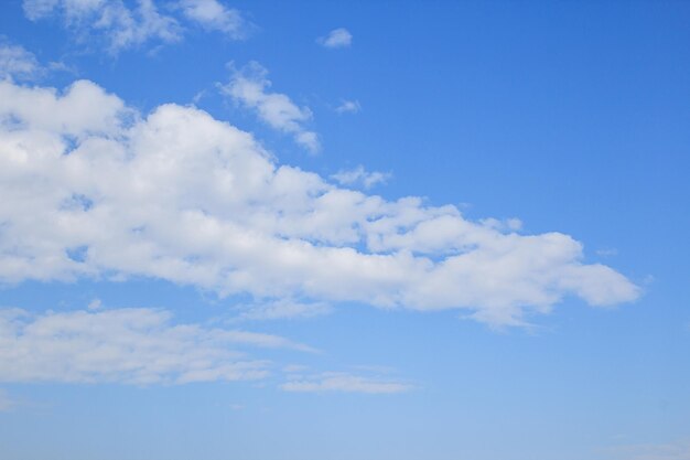 Céu azul e nuvem branca