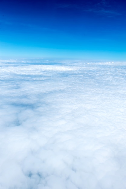 Céu azul e nuvem Vista de cima da janela do avião, fundo da natureza