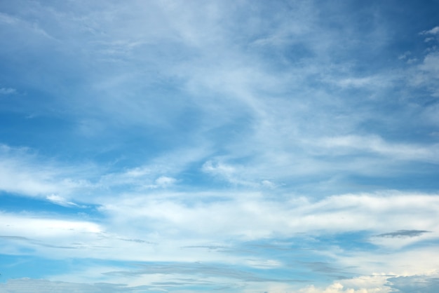 Céu azul e nuvem