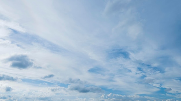 Céu azul e nuvens ao pôr do sol Fundo do céu Natureza