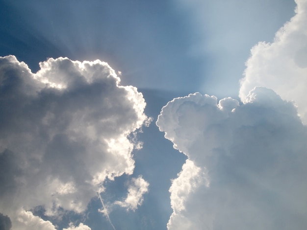 céu azul e nuvens bonitas