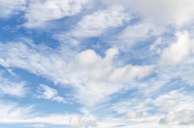 Céu azul e nuvens brancas. Beleza da natureza.