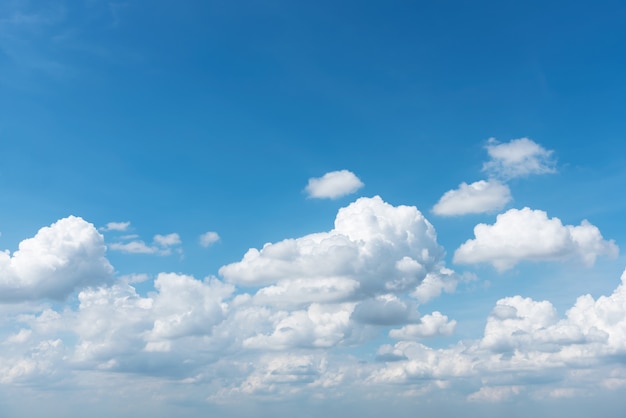 Céu azul e nuvens brancas com espaço para texto