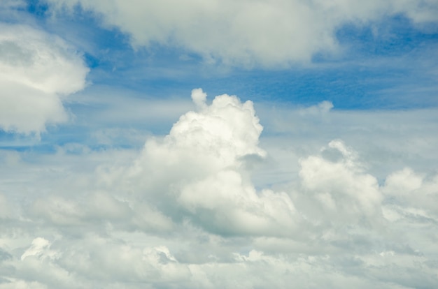 Céu azul e nuvens brancas com fundo desfocado