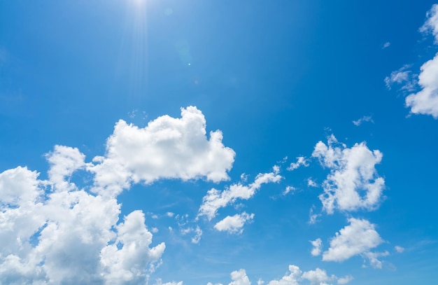 Céu azul e nuvens brancas com luz solar no dia ensolarado Conceito do dia mundial do ozônio Fundo do céu azul