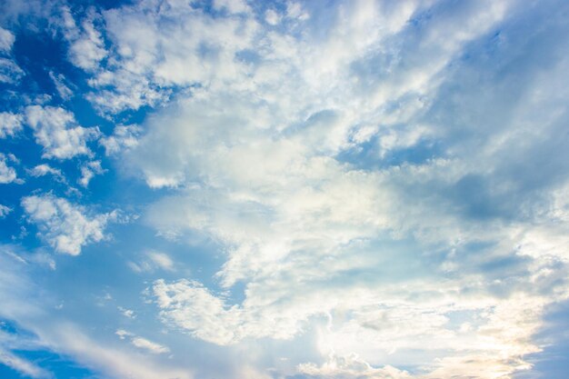 céu azul e nuvens brancas durante o dia