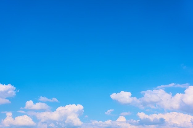 Céu azul e nuvens brancas - fundo com grande espaço para texto