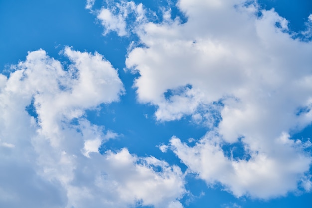 Céu azul e nuvens brancas fundo