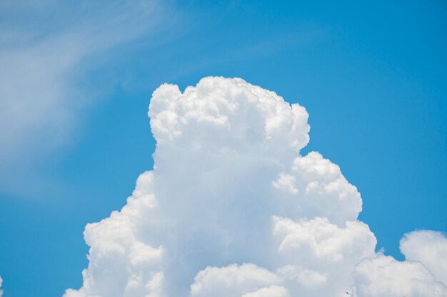 Céu azul e nuvens brancas fundo