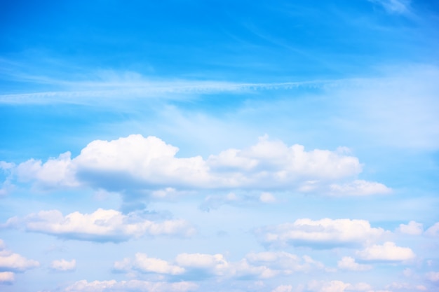 Céu azul e nuvens brancas - fundo