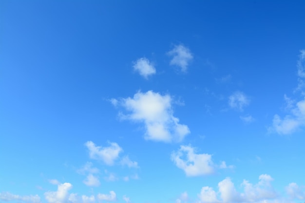 Céu azul e nuvens brancas na Sardenha