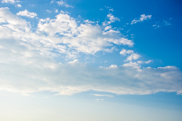 Céu azul e nuvens brancas, o frescor do novo dia. O fundo azul brilhante dá uma sensação de relaxamento como no céu, a paisagem do céu azul e a luz do sol.