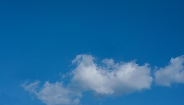 Céu azul e nuvens brancas para o fundo