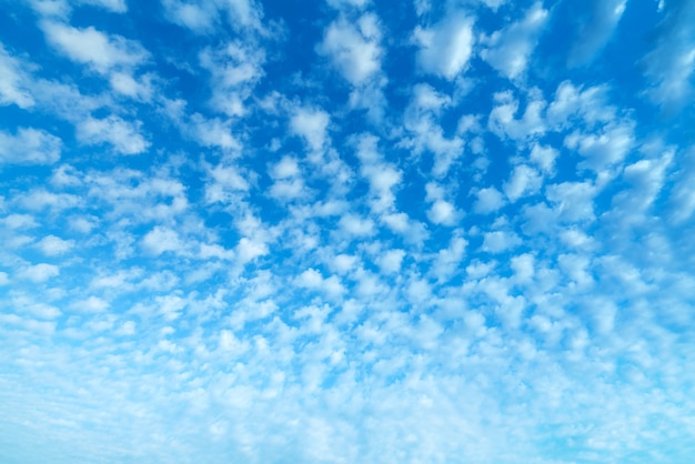 Foto céu azul e nuvens brancas