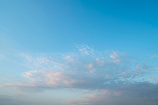 Céu azul e nuvens brancas