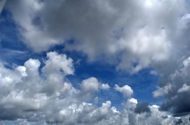 Céu azul e nuvens brancas