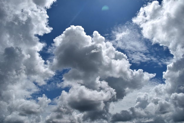 Céu azul e nuvens brancas