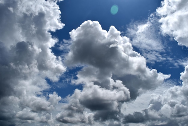 Céu azul e nuvens brancas