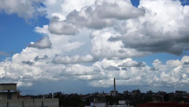 Céu azul e nuvens brancas