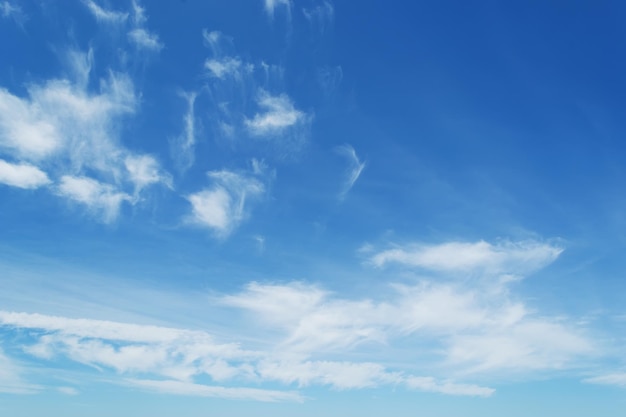 Céu azul e nuvens brancas