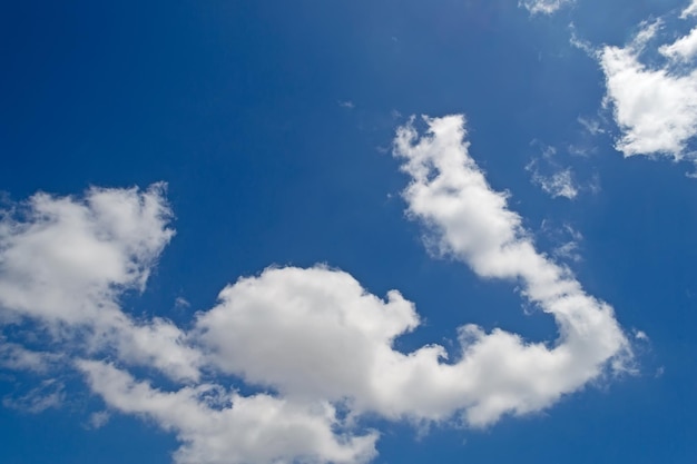 Céu azul e nuvens brancas