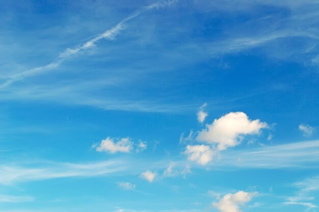 Céu azul e nuvens brancas